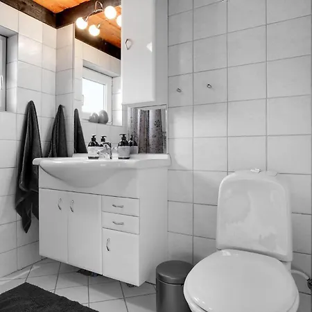 Stunning In With 2 Bedrooms *