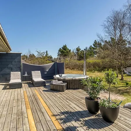 Stunning In With 2 Bedrooms *